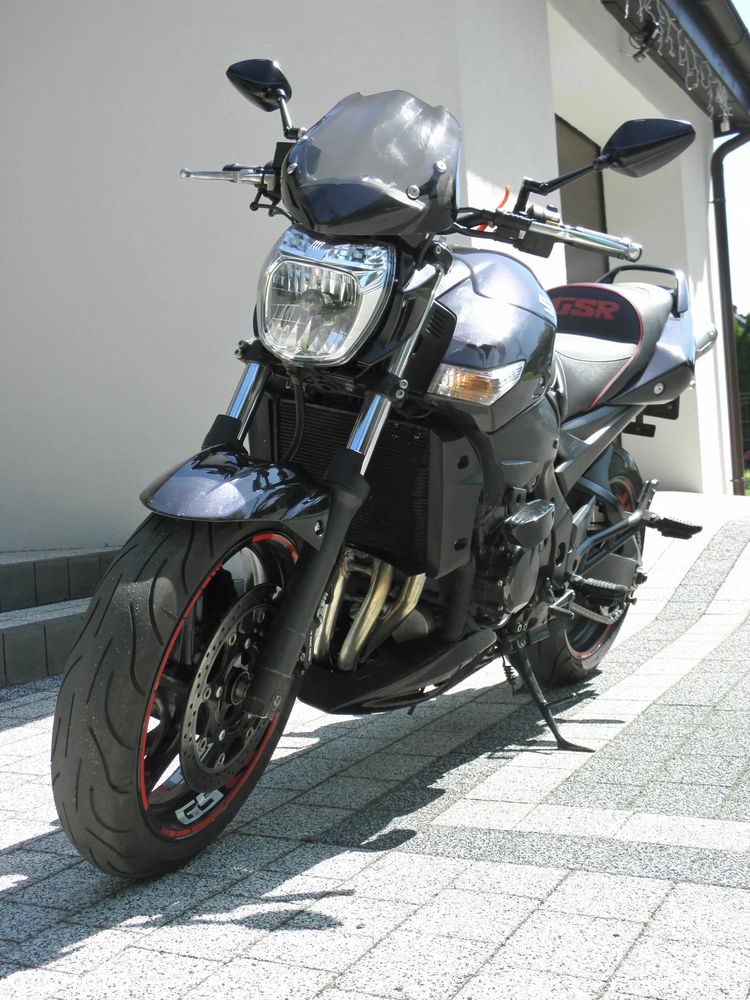 Suzuki GSR - 4