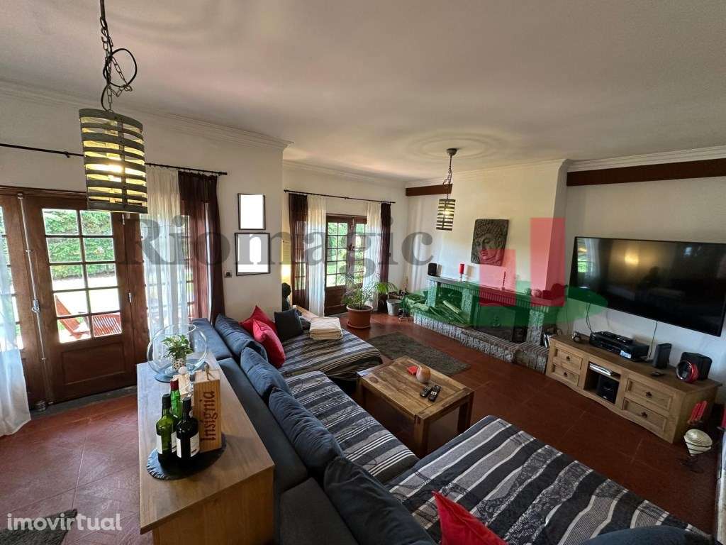 Moradia V3 com Piscina, Jardim e Garagem no Alto Nobre - Nadadouro ... - Grande imagem: 2/21