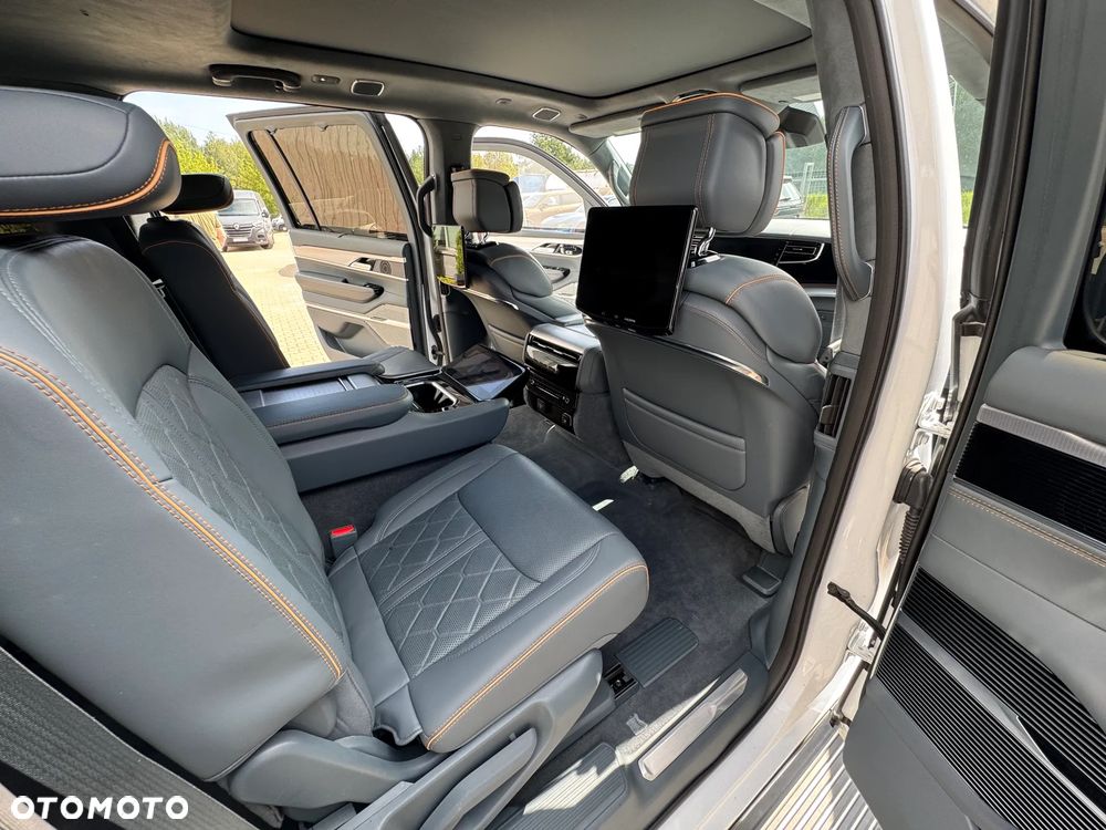 Jeep Grand Wagoneer - 21