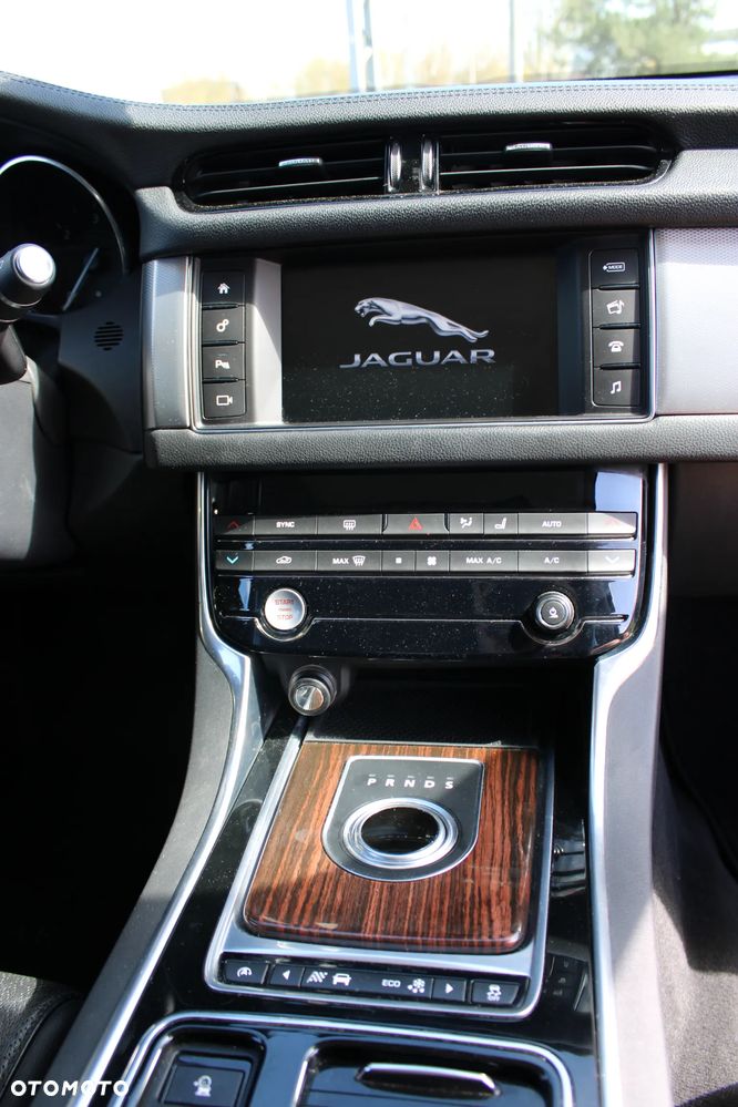Jaguar XF 20d Prestige - 28