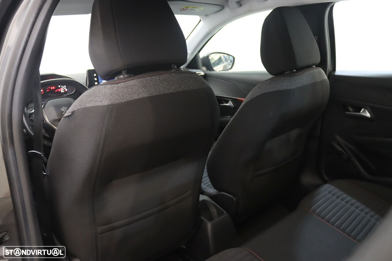 Peugeot 208 - 8