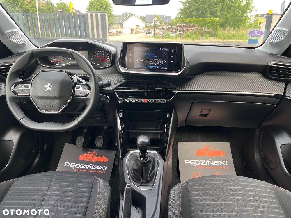 Peugeot 208 - 8