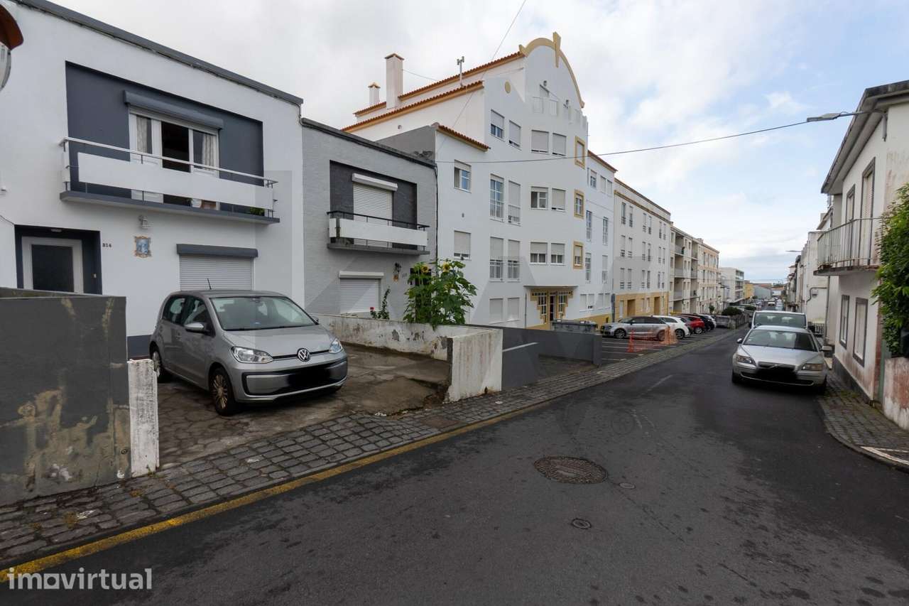 Moradia T5+1 no Centro de Ponta Delgada - Grande imagem: 2/26