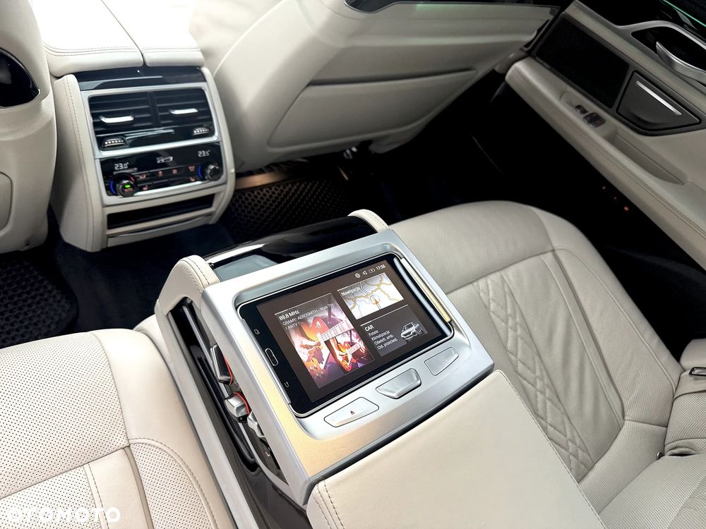 BMW Seria 7 750i xDrive sport - 19