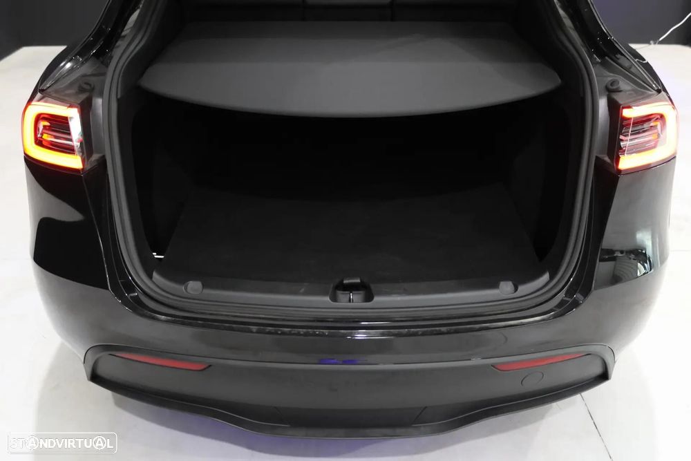 Tesla Model Y Long Range Dual Motor AWD - 26