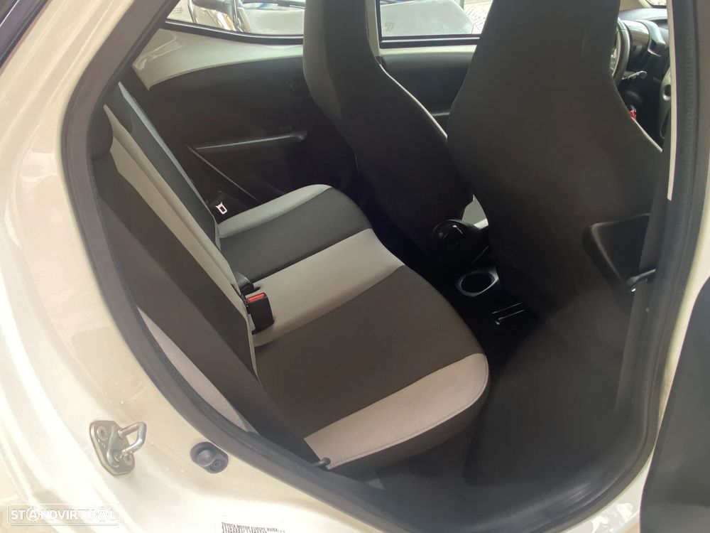 Toyota Aygo x-play touch - 26