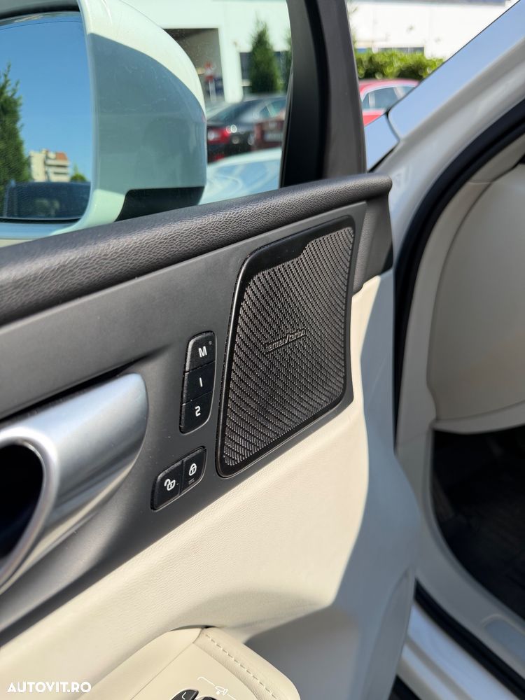 Volvo XC 60 Recharge T8 AWD AT Ultimate Bright - 9