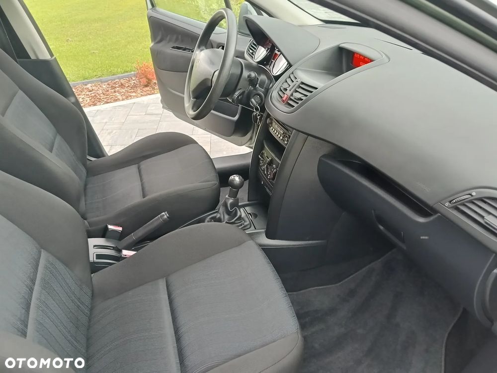 Peugeot 207 - 10