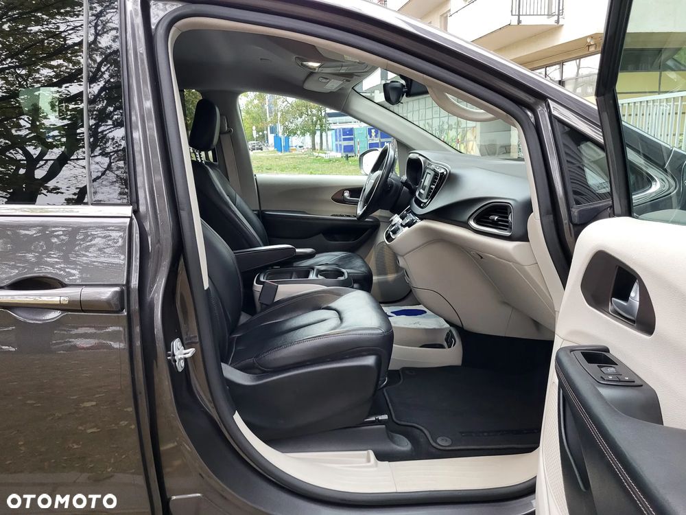 Chrysler Pacifica - 32