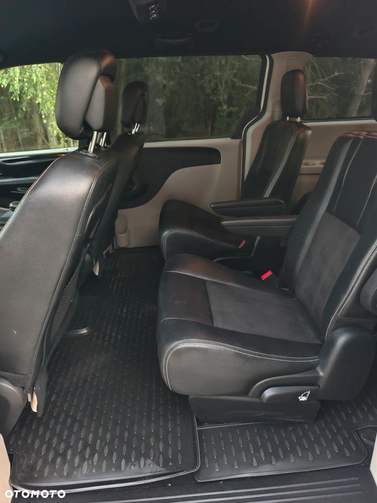 Dodge Grand Caravan - 12