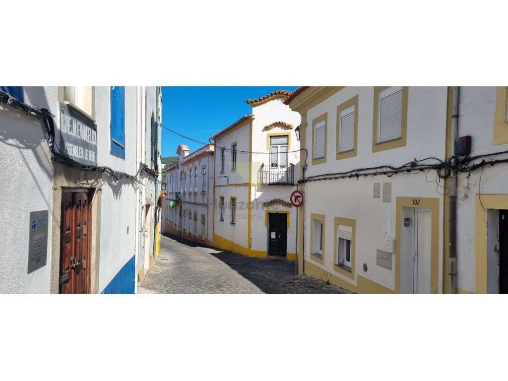 T4 Duplex Totalmente Recuperado no Centro Histórico de Portalegre - Grande imagem: 2/35