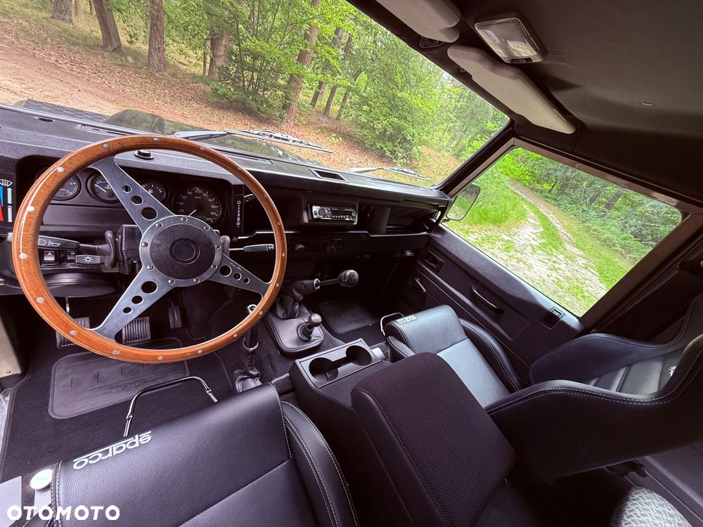 Land Rover Defender - 8