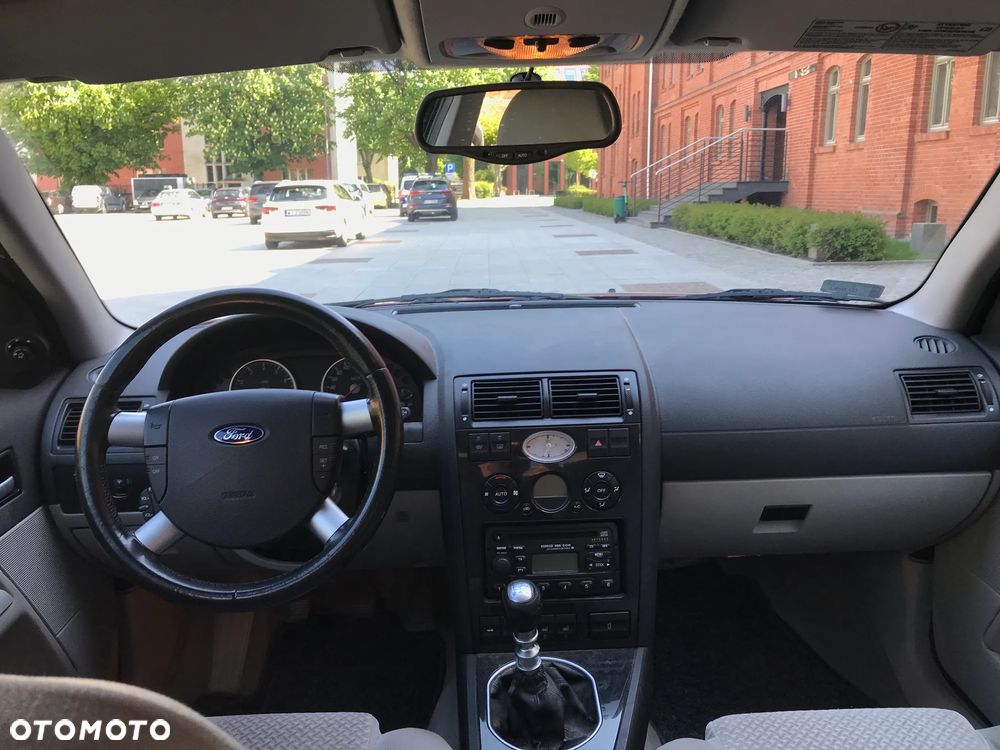 Ford Mondeo 1.8 Ghia - 8