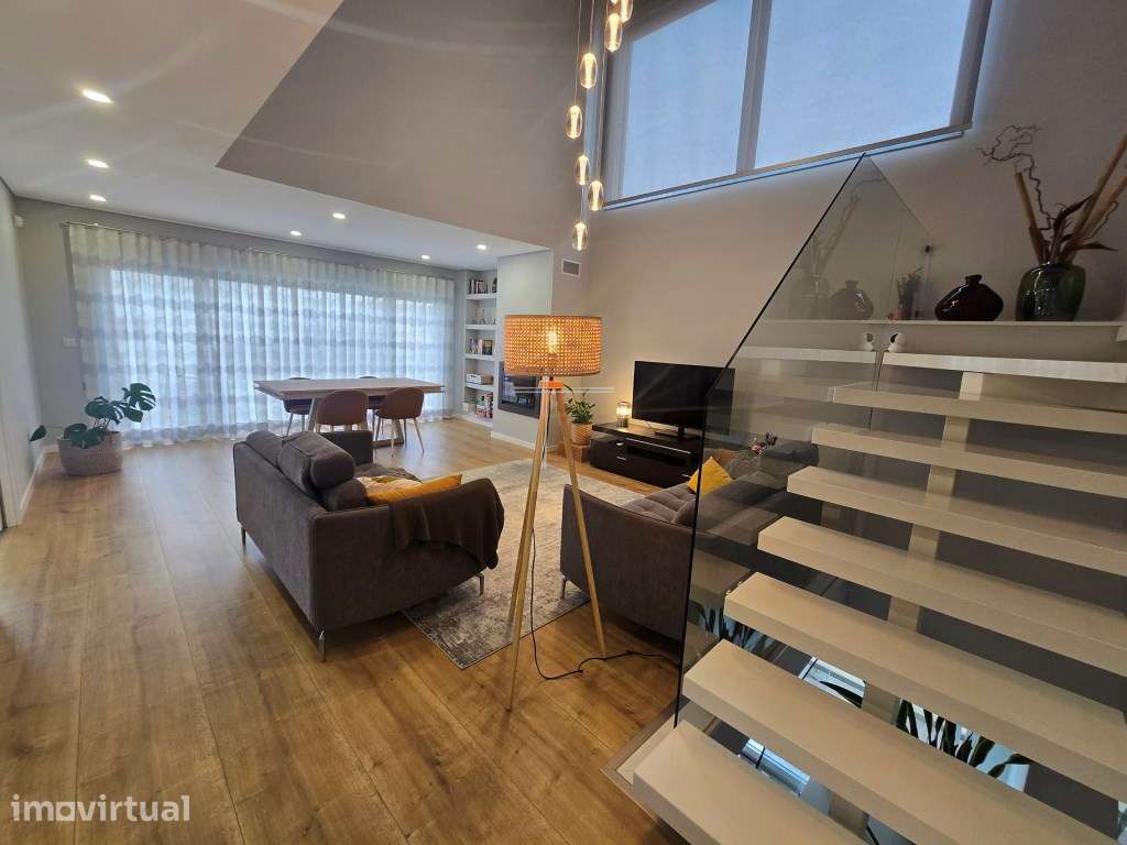 Moradia geminada T4+4, arquitetura contemporânea com garagem - Palhais - Grande imagem: 4/35