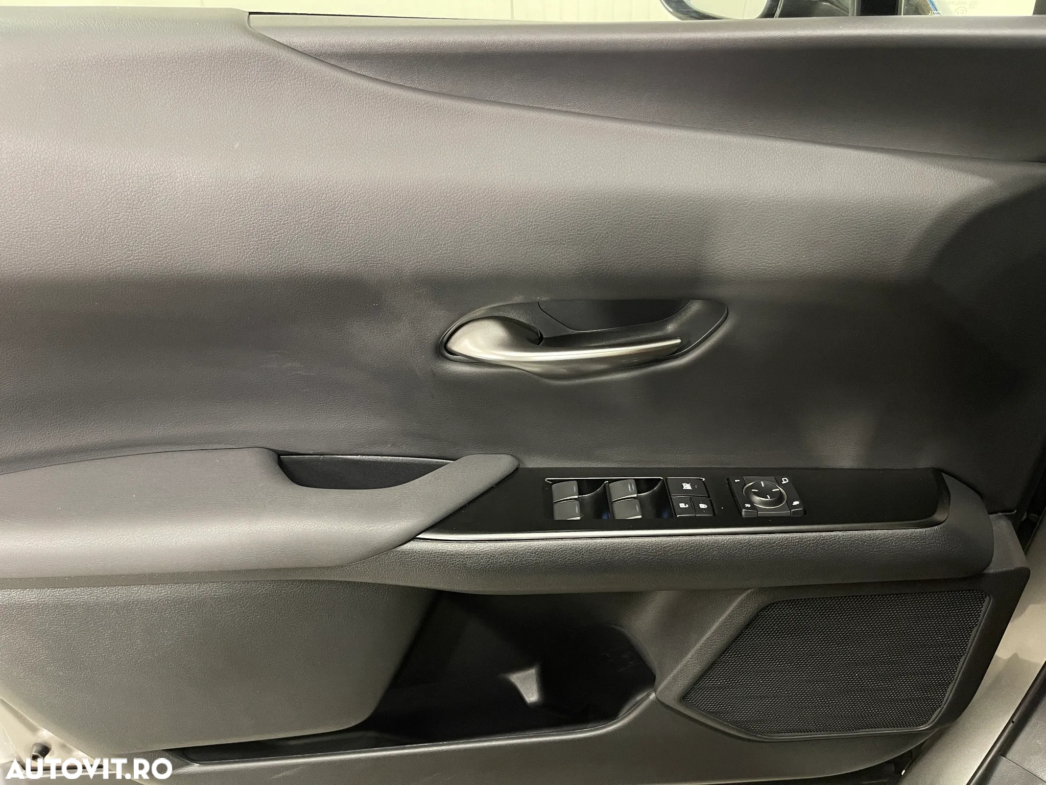 Lexus UX 250h 2.0L HEV 20H- (178 HP) 4X2 CVT Business - 25