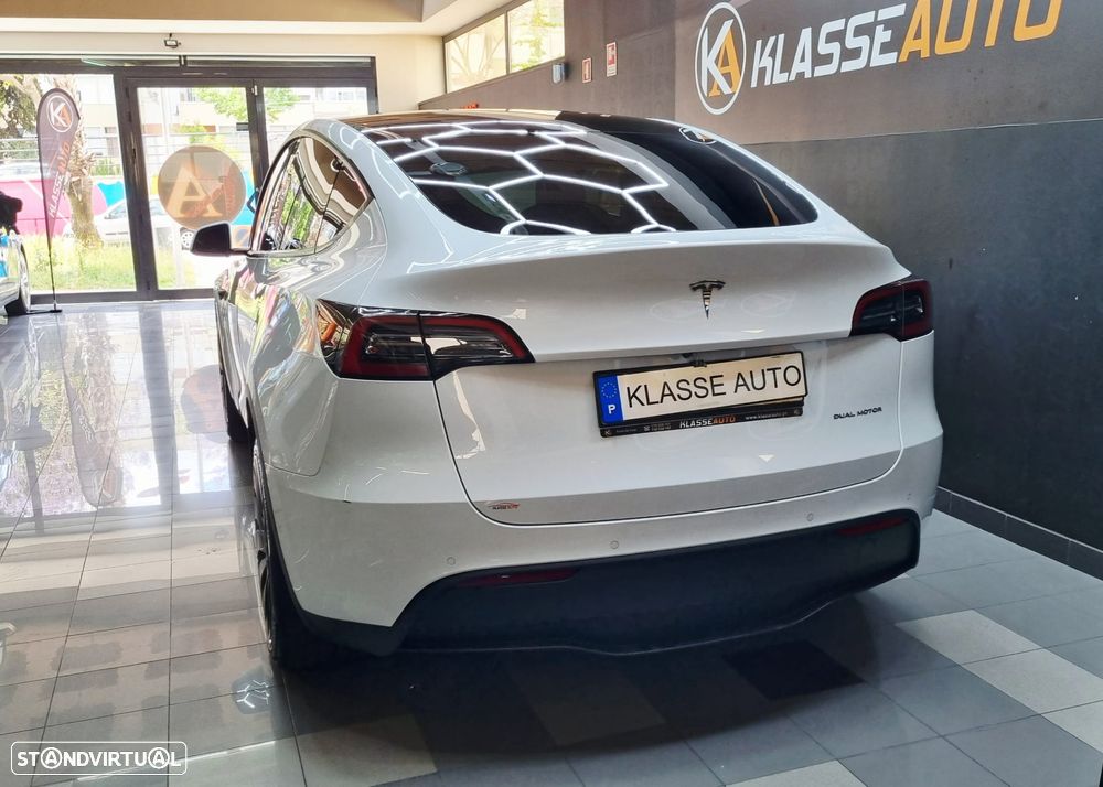 Tesla Model Y - 8