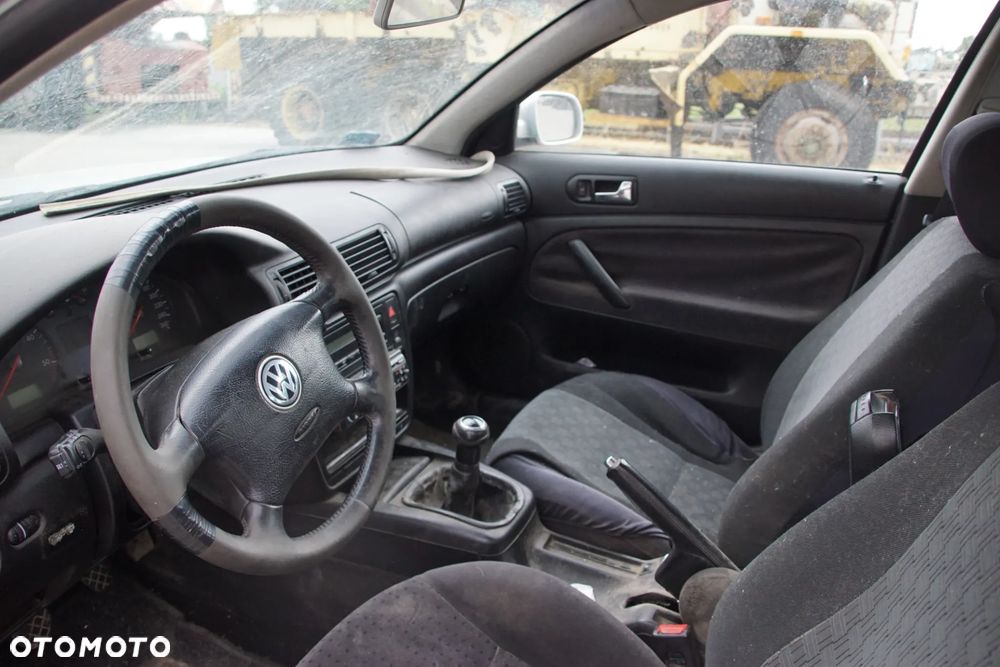 Auto na części - Volkswagen Passat B5 1.9 TDI 115 KM AJM DUK LB7Z 2000R Silnik Skrzynia Drzwi Maska Błotnik Klapa Zderzak Lampa Lusterko Klamka Szyba Deska Kokpit Sterownik Moduł Czujnik Licznik Panel Kierownica - 11