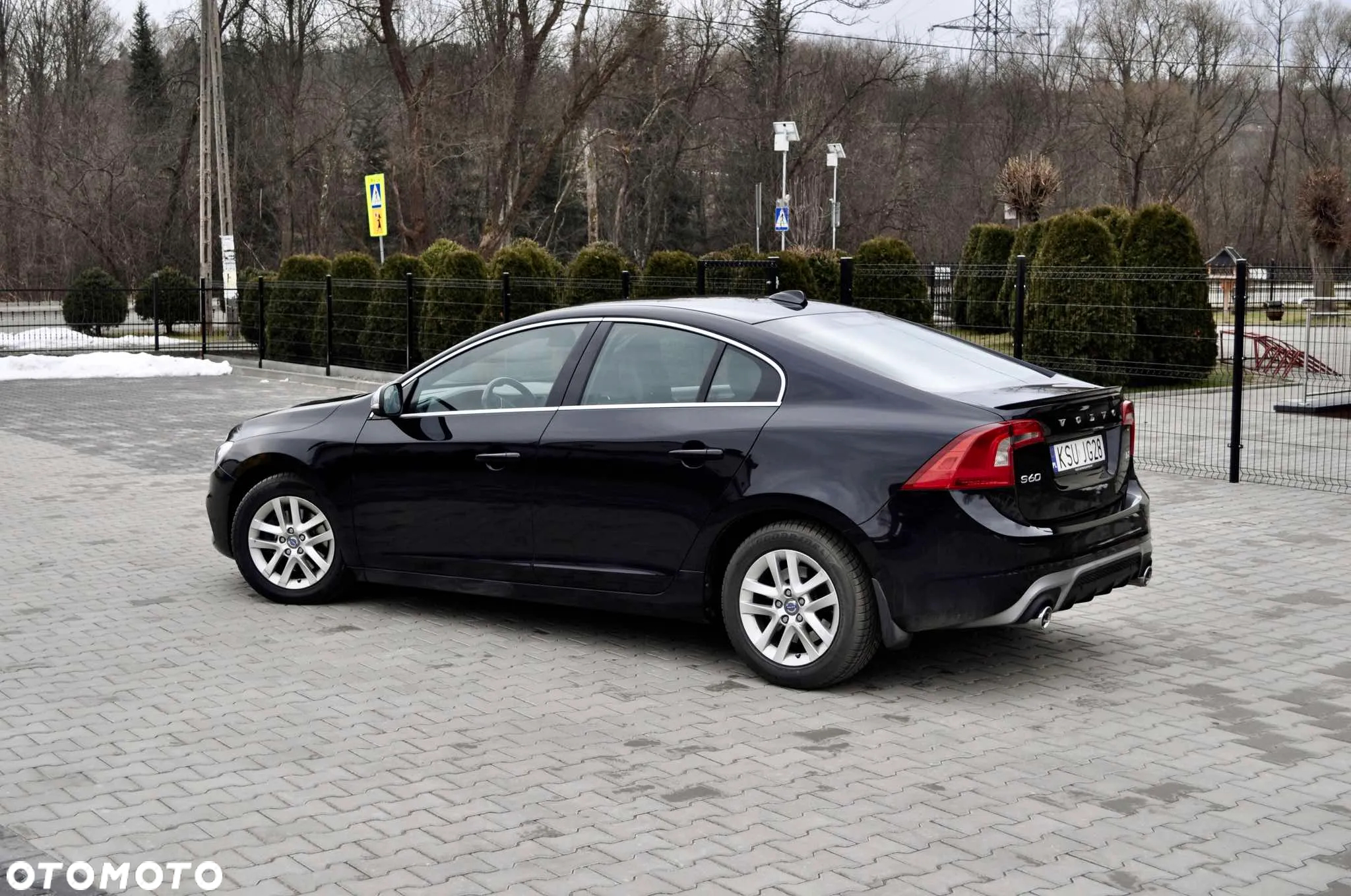 Volvo S60 D2 R-Design - 3