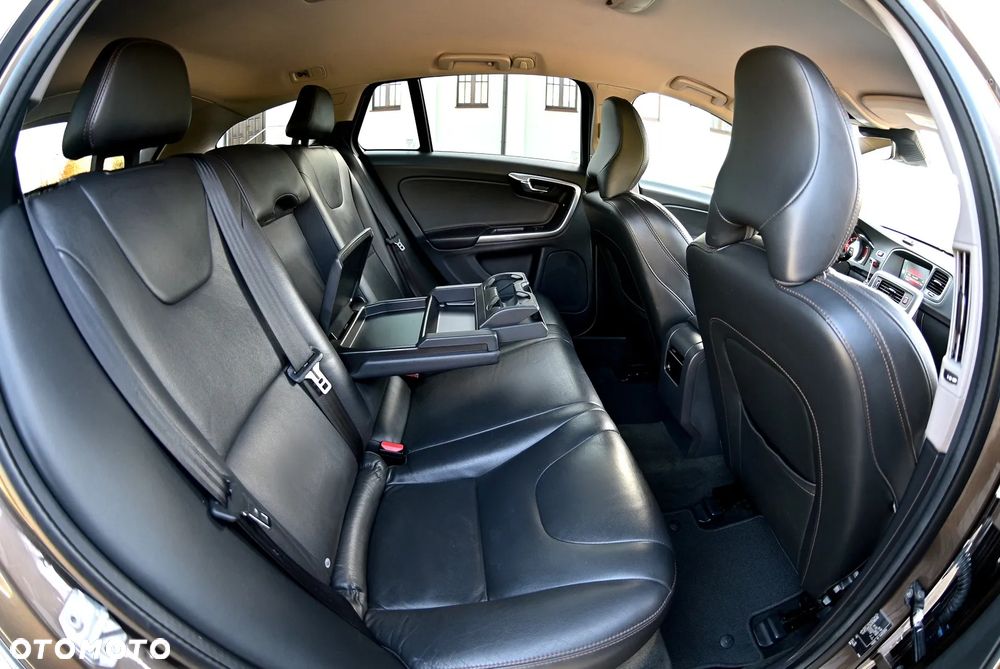 Volvo V60 Cross Country D3 Geartronic Summum - 19