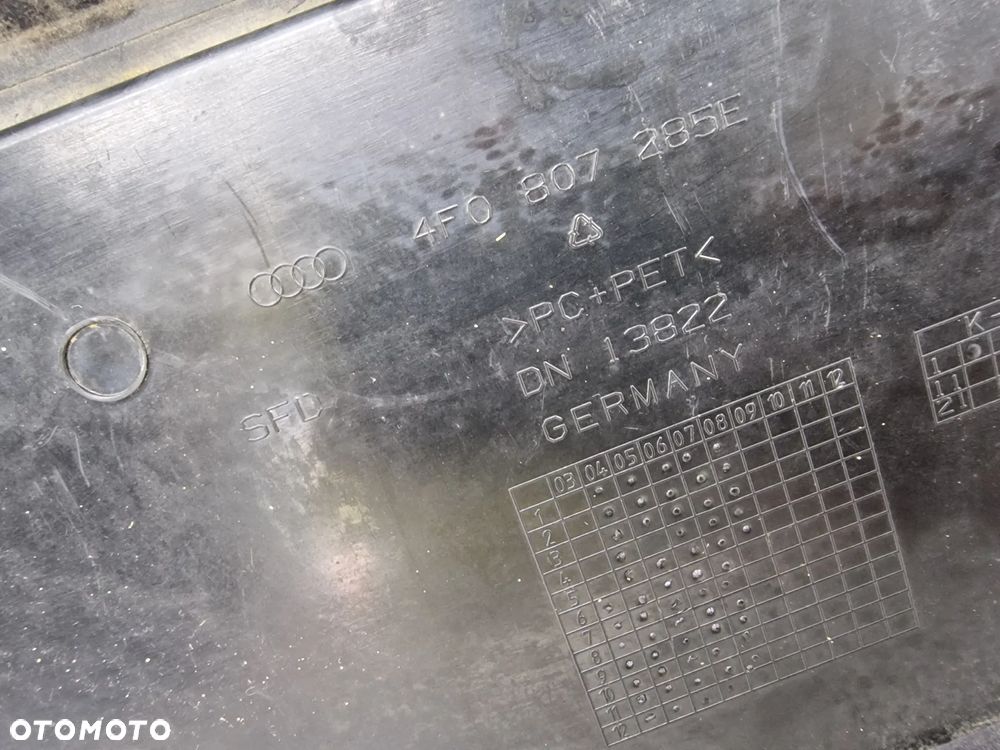 AUDI A6 C6 04- KRATKA ŚRODKOWA W GRILL / PODKŁADKA POD TABLICE , NR 4F0807285E , NR AUKCJI KR74 - 8