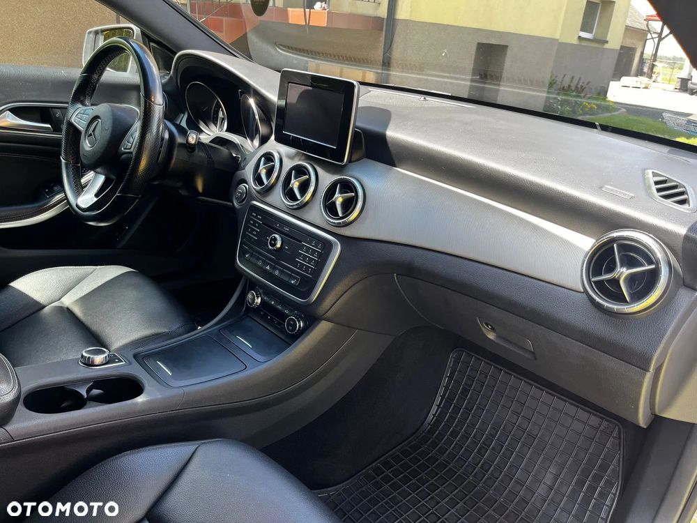 Mercedes-Benz CLA 250 7G-DCT - 10