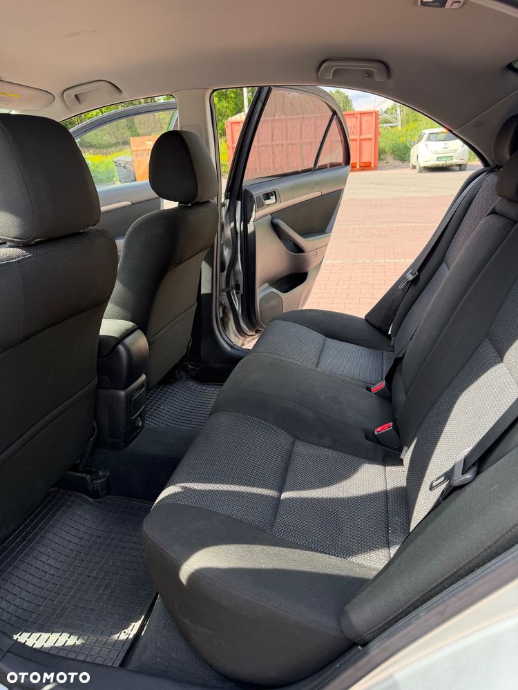 Toyota Avensis 1.8 VVT-i Sol - 19