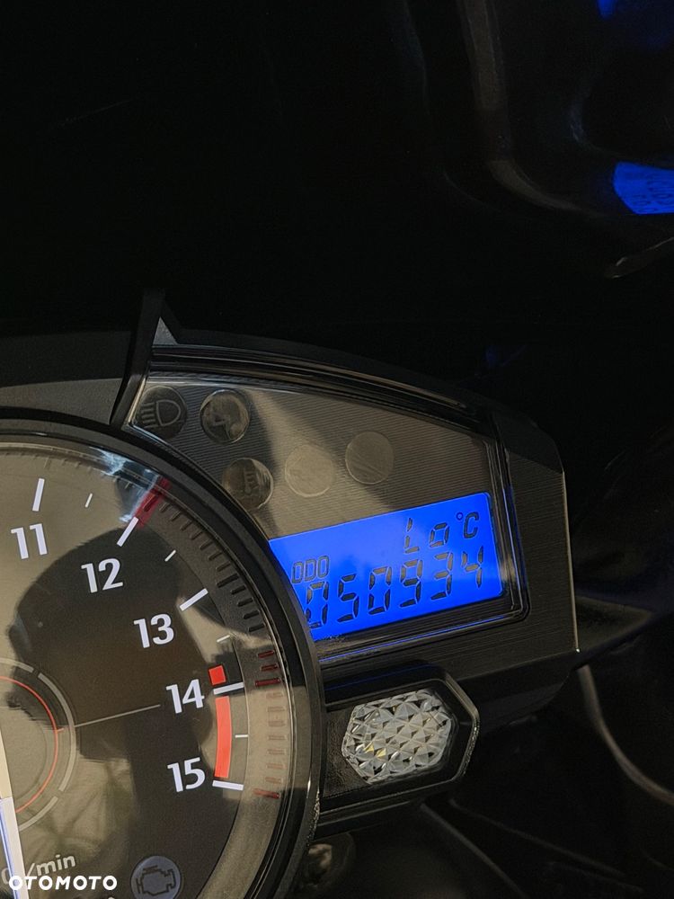 Yamaha R1 - 25