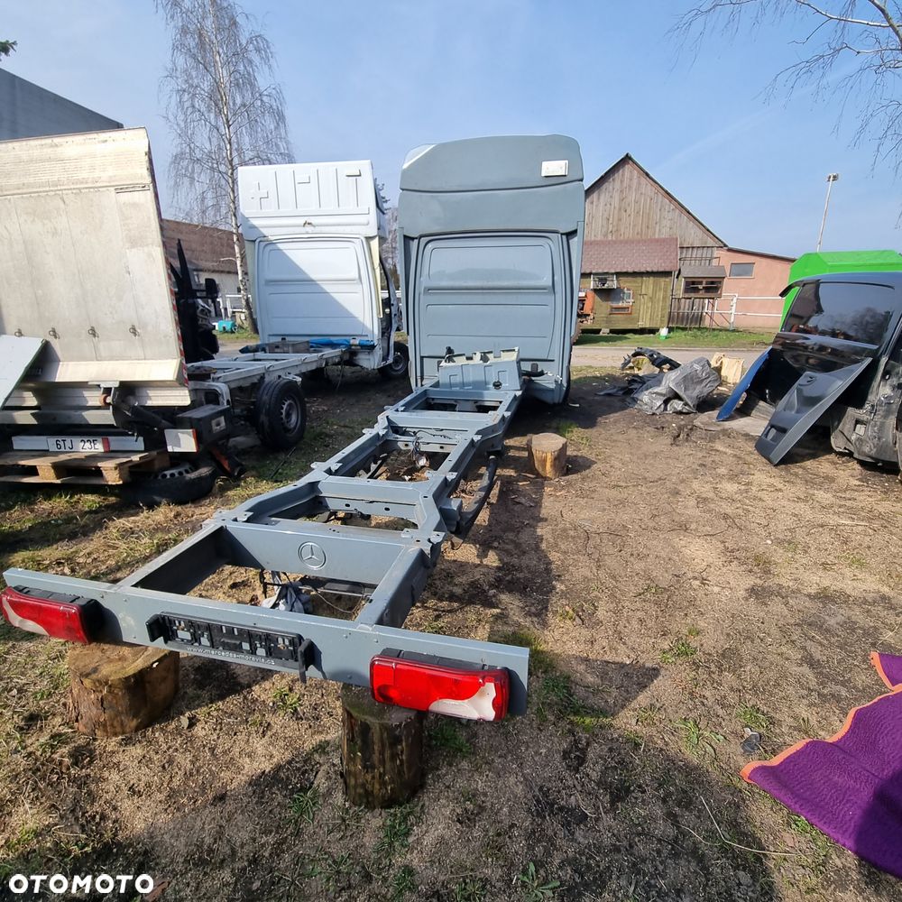Rama  buda karoseria Mercedes sprinter 907 witam mam do sprzedania gołą ramę budę od sprintera 907 na pojedynczym kole - 1