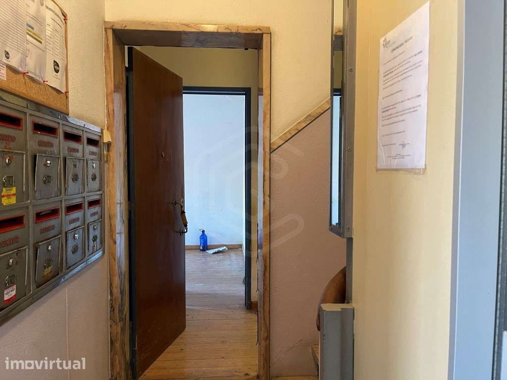 T2 Apartamento 2 quartos com logradouro privativo para renovação Ca... - Grande imagem: 5/27
