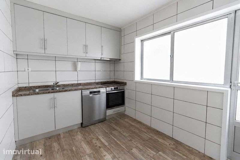 Venda T3 com BOX com Eletricidade, 3 Varandas, Maia - Grande imagem: 5/12