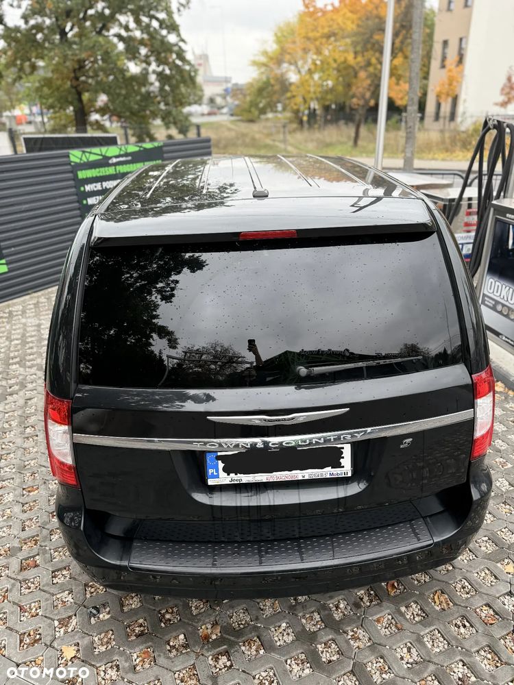 Chrysler Town & Country - 13