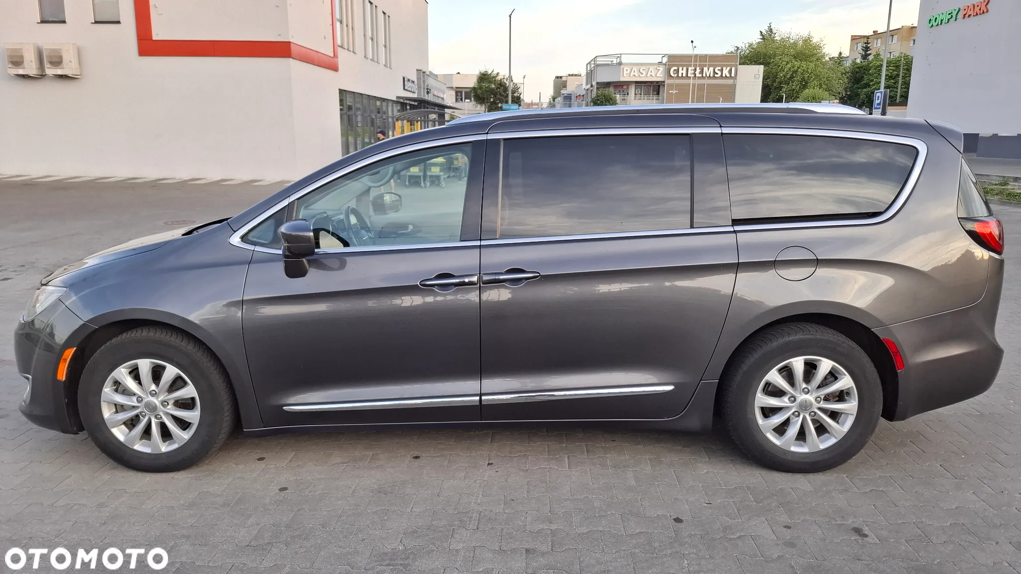 Chrysler Pacifica - 2