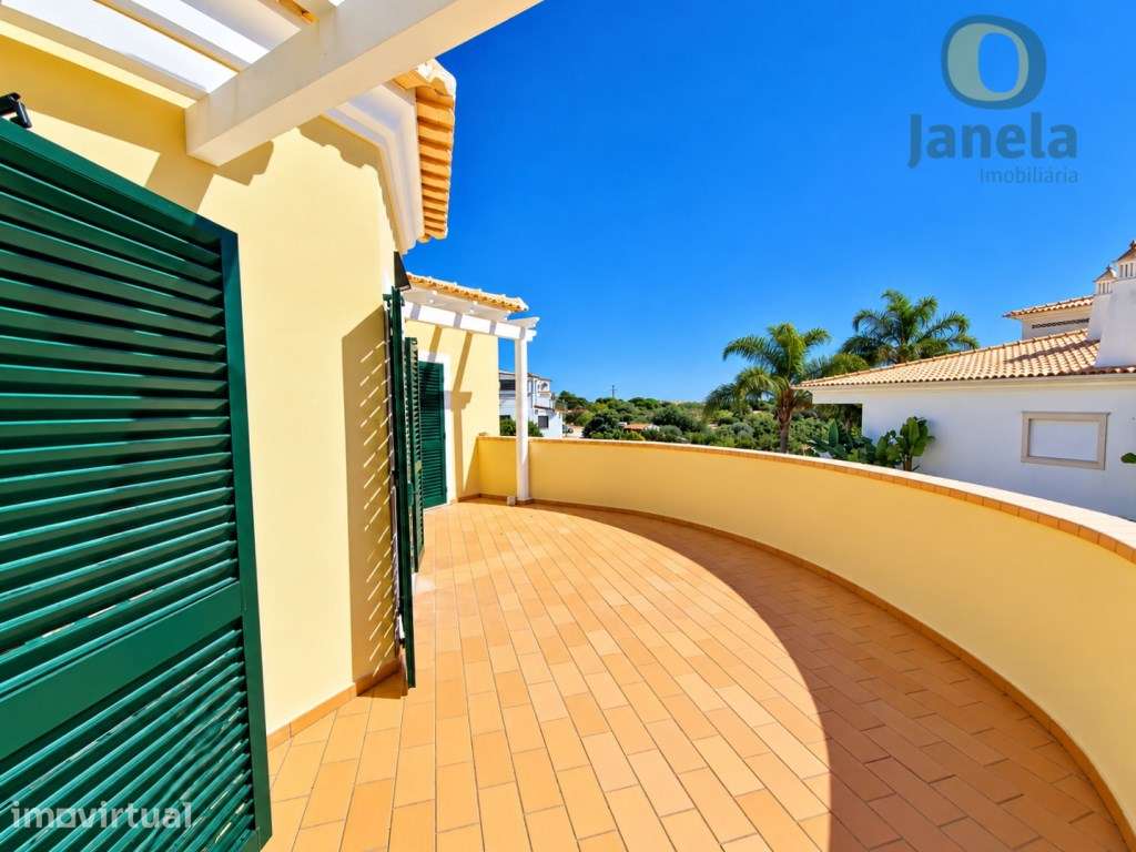 Maravilhosa Moradia com piscina, garagem e amplo terreno - Grande imagem: 5/26