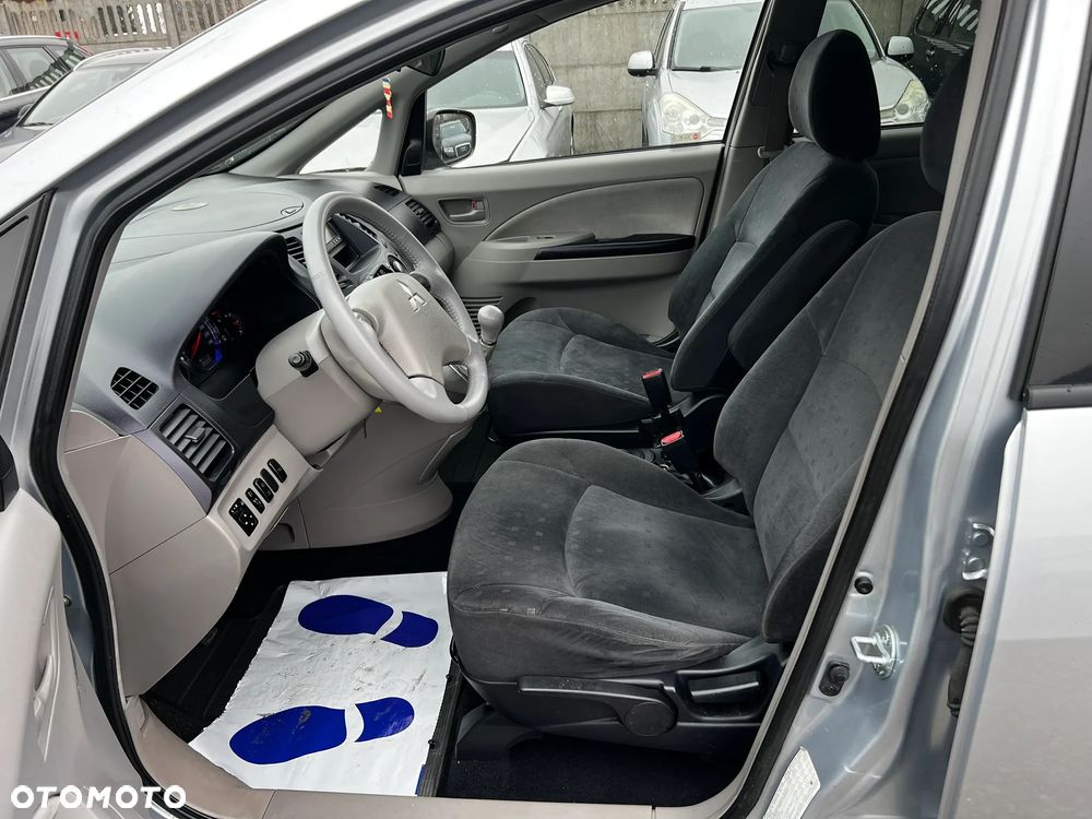 Mitsubishi Grandis 2.4 Intense - 14