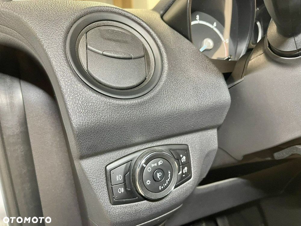 Ford Transit Courier - 17