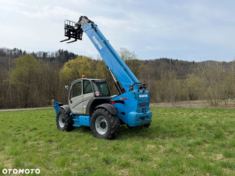 Manitou MT1840. Ładowarka Teleskopowa 18 metrów wysuw! UDŹWIG 4 TONY! Przebieg 2600 mtg. jak Nowa z SALONU. 2016 rok. z Norwegii z Gospodarstwa rolnego! Silnik PERKINS Turbo 110 km. Aktualne Serwisy w Dekra. Nowy Model sterowane wszystko z 1 dżojstika. Ani deka luzów czy wycieku. OKAZJA! Jazda REWERS + 4 biegi. Skręt 3 tryby. Wyjście Hydrauliczne pod przyczepę i oświetlenie, Poziomowanie ośi stabilizatory! Wyjścia Hydrauliczne na maszt! Okazja - 10