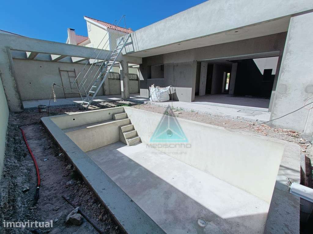 Moradia térrea T4 contemporânea, com piscina em Fernão Ferro