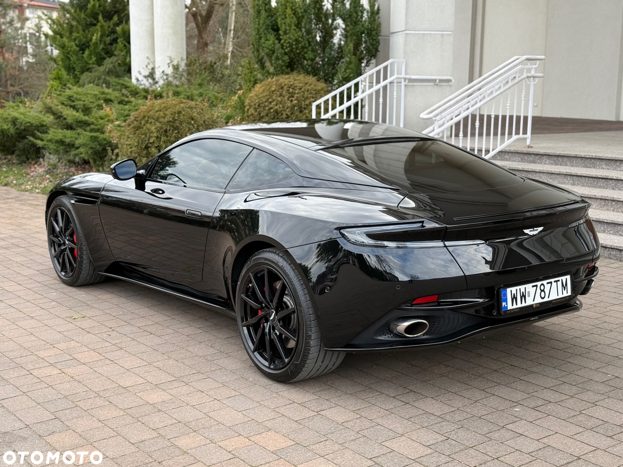 Aston Martin DB11 V12 Coupe - 6