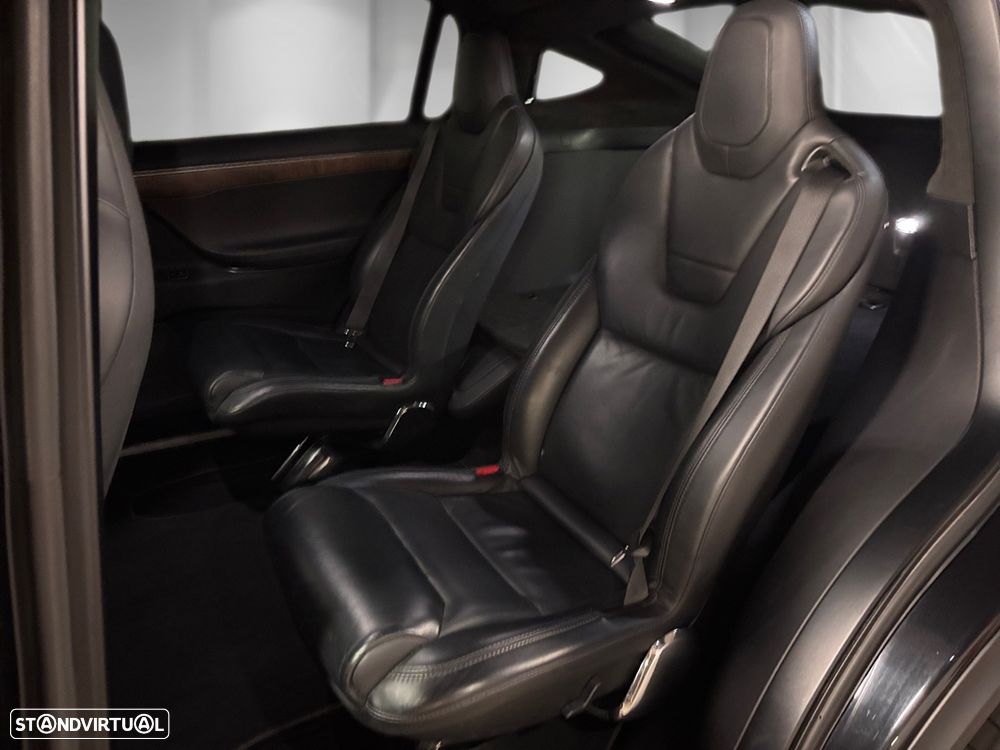 Tesla Model X 90D - 6