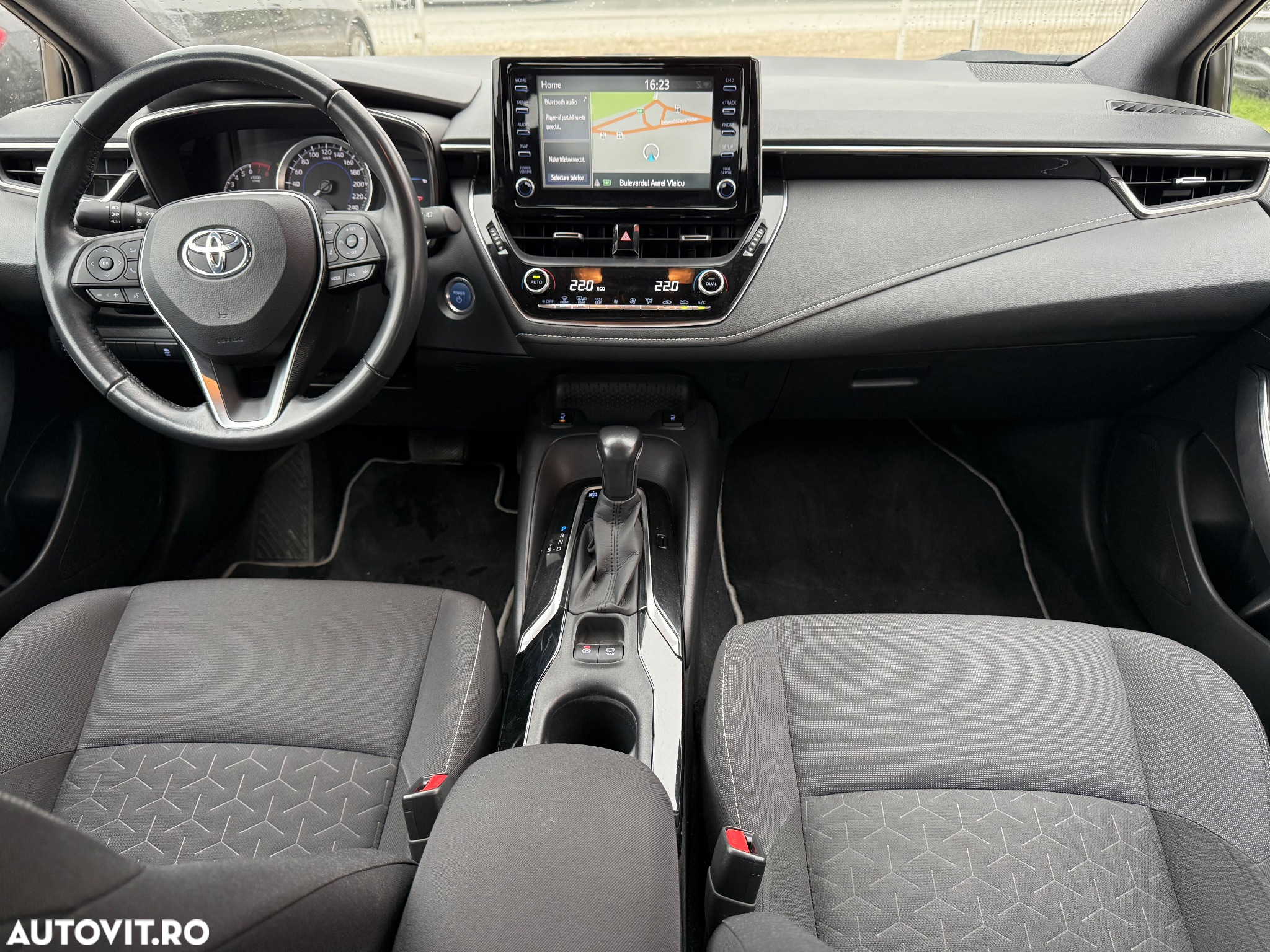 Toyota Corolla 2.0 Hybrid Lounge - 24