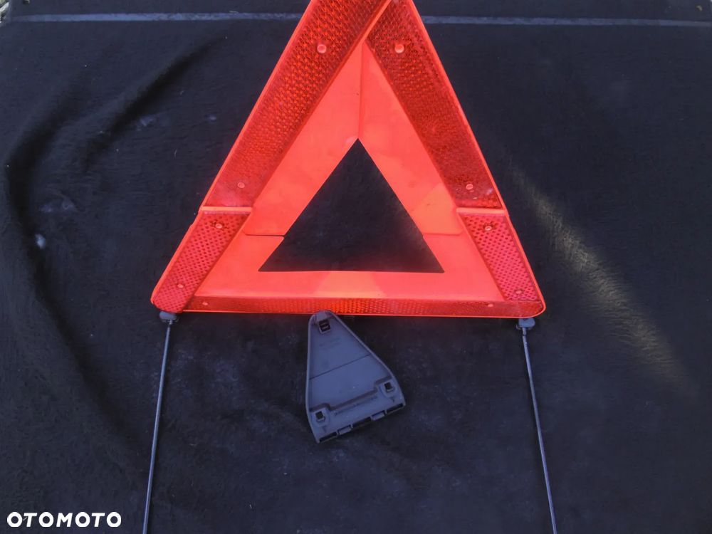 A6 C6 A4 B6 TRÓJKĄT OSTRZEGAWCZY MOCOWANIE UCHWYT 4B5860251C 8E5860285 - 3