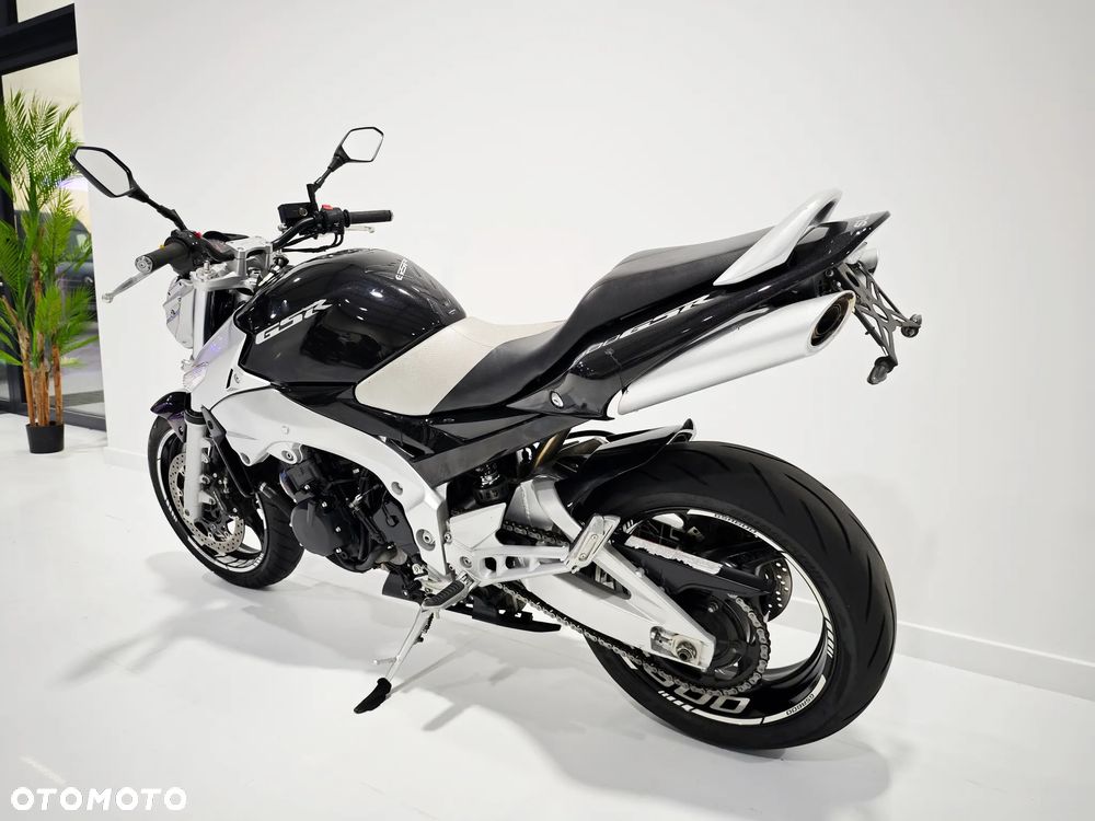 Suzuki GSR - 14
