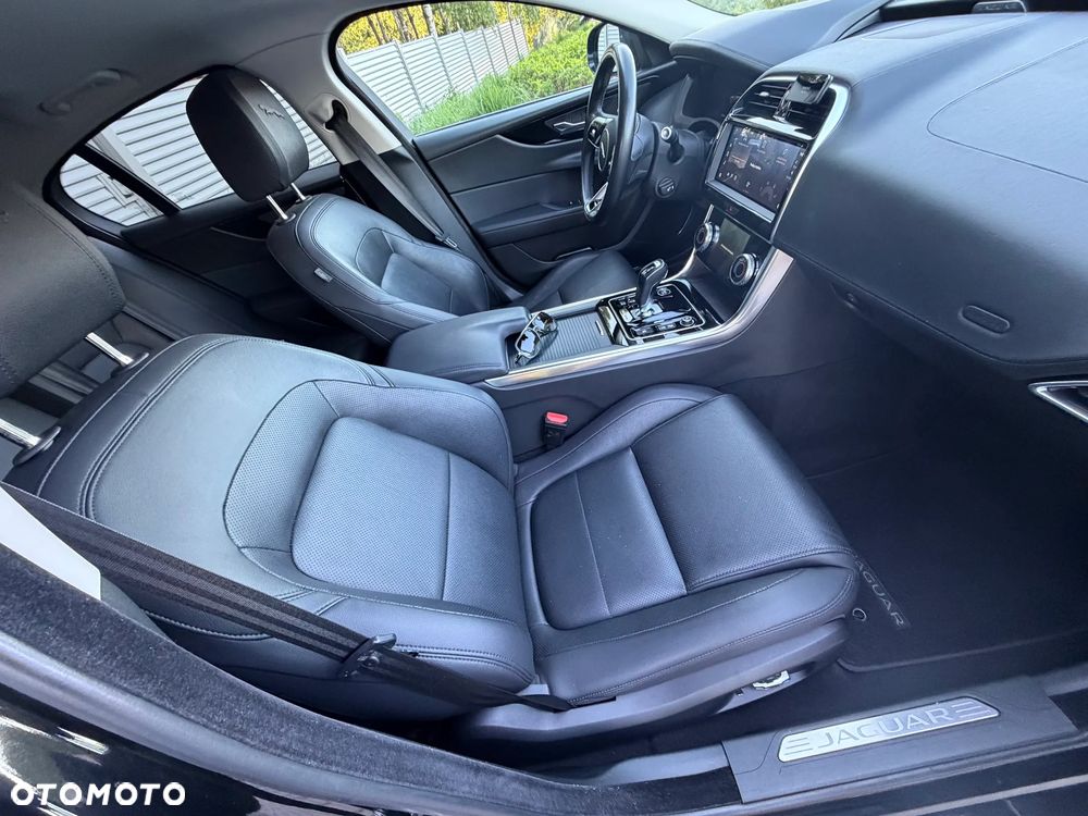 Jaguar XE 2.0 D200 mHEV AWD R-Dynamic S - 37