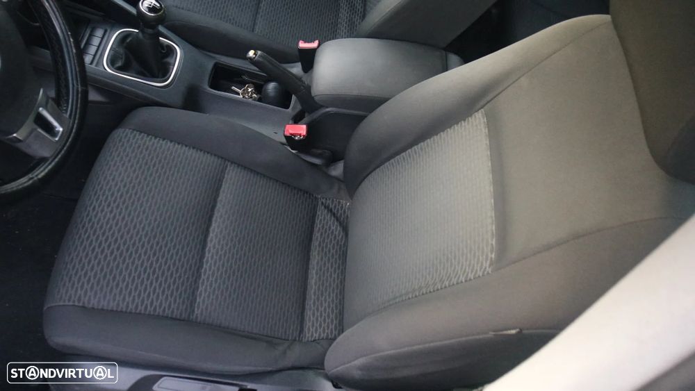 VW Jetta 1.6 TDi Confortline - 11