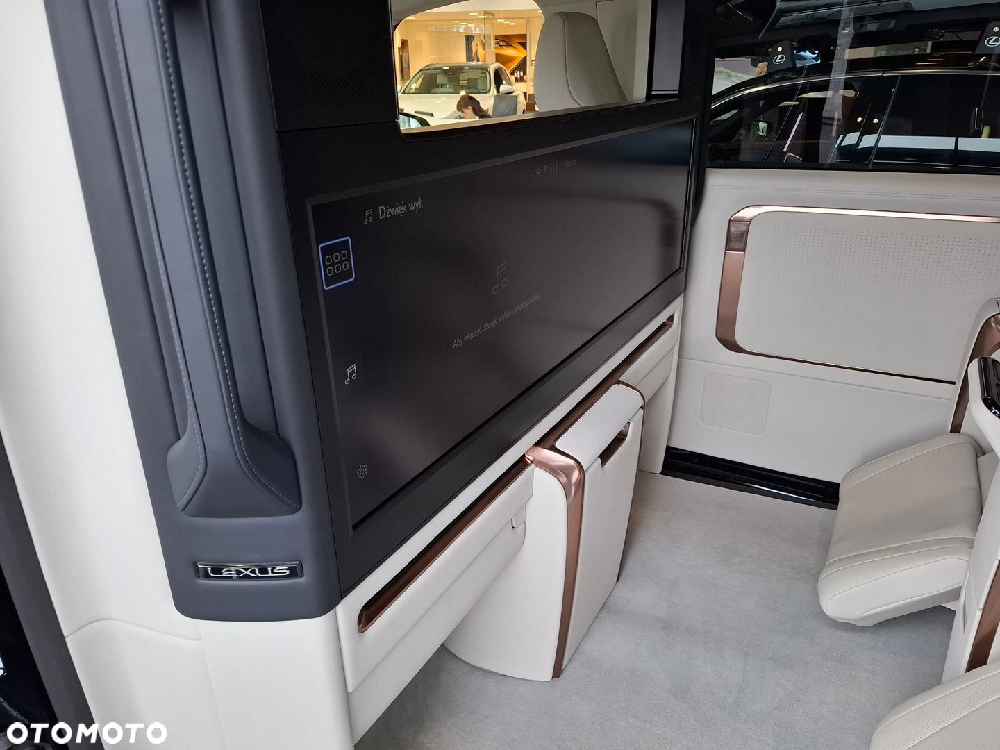 Lexus LM - 11