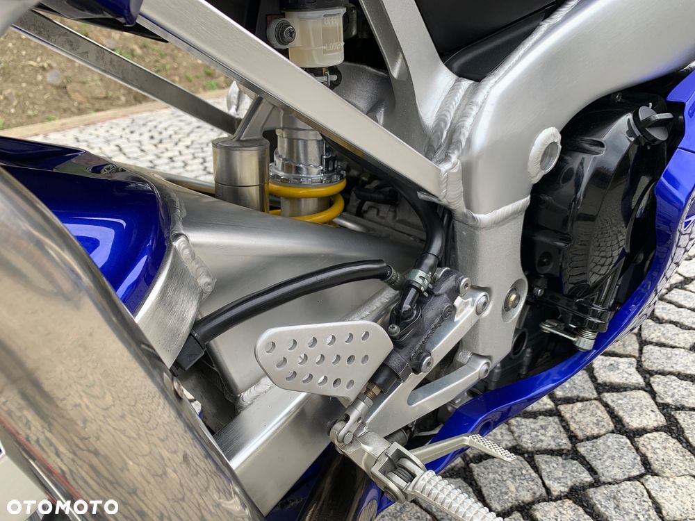 Yamaha R1 - 6