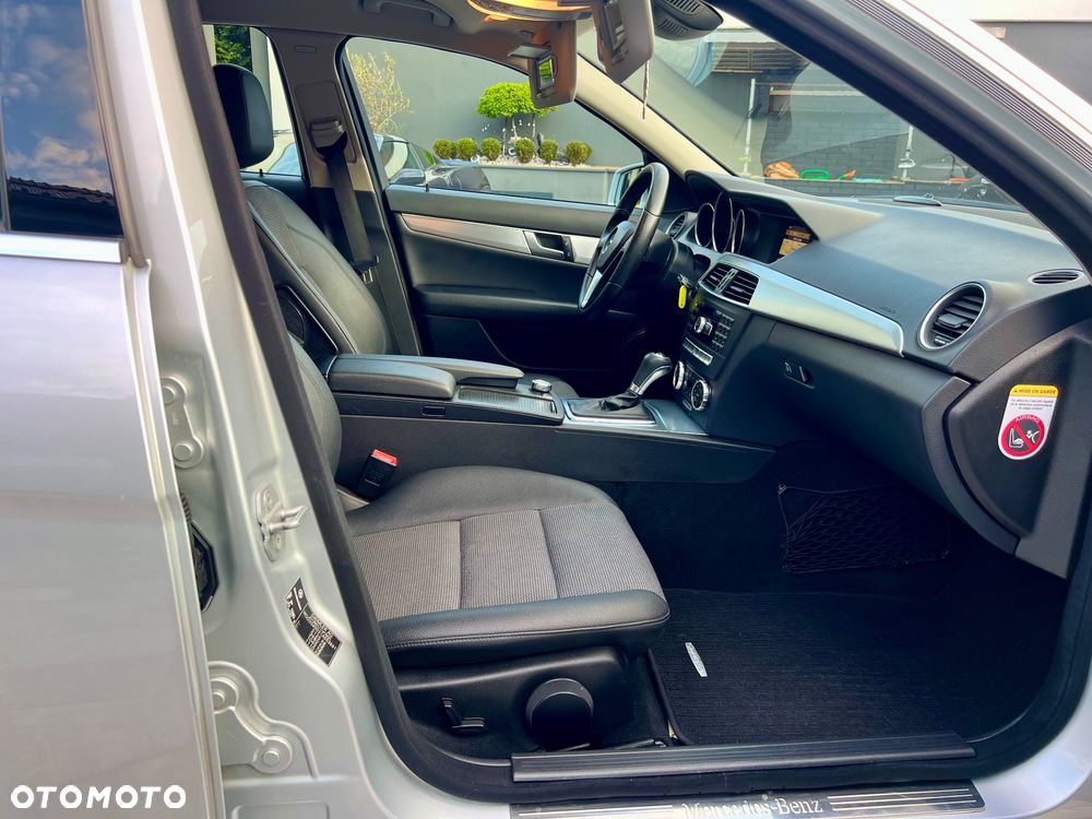 Mercedes-Benz Klasa C 220 CDI BlueEff 4-Matic Avantgarde - 27