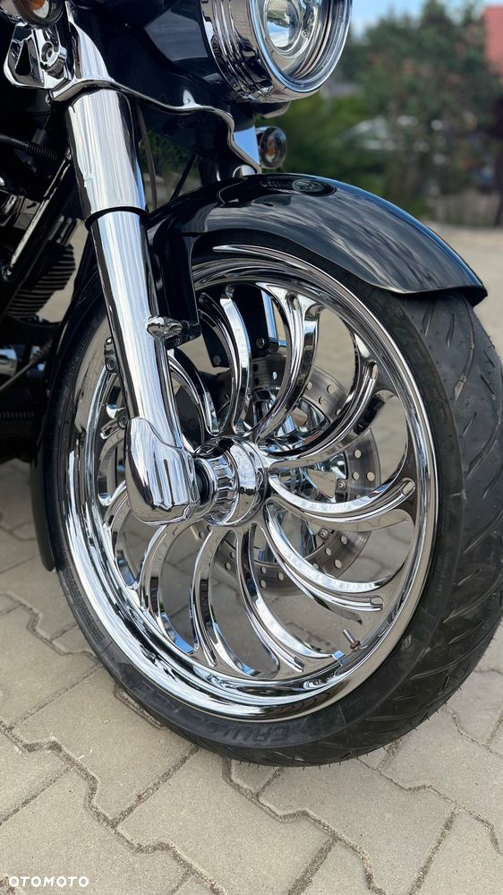 Harley-Davidson Touring Street Glide - 16