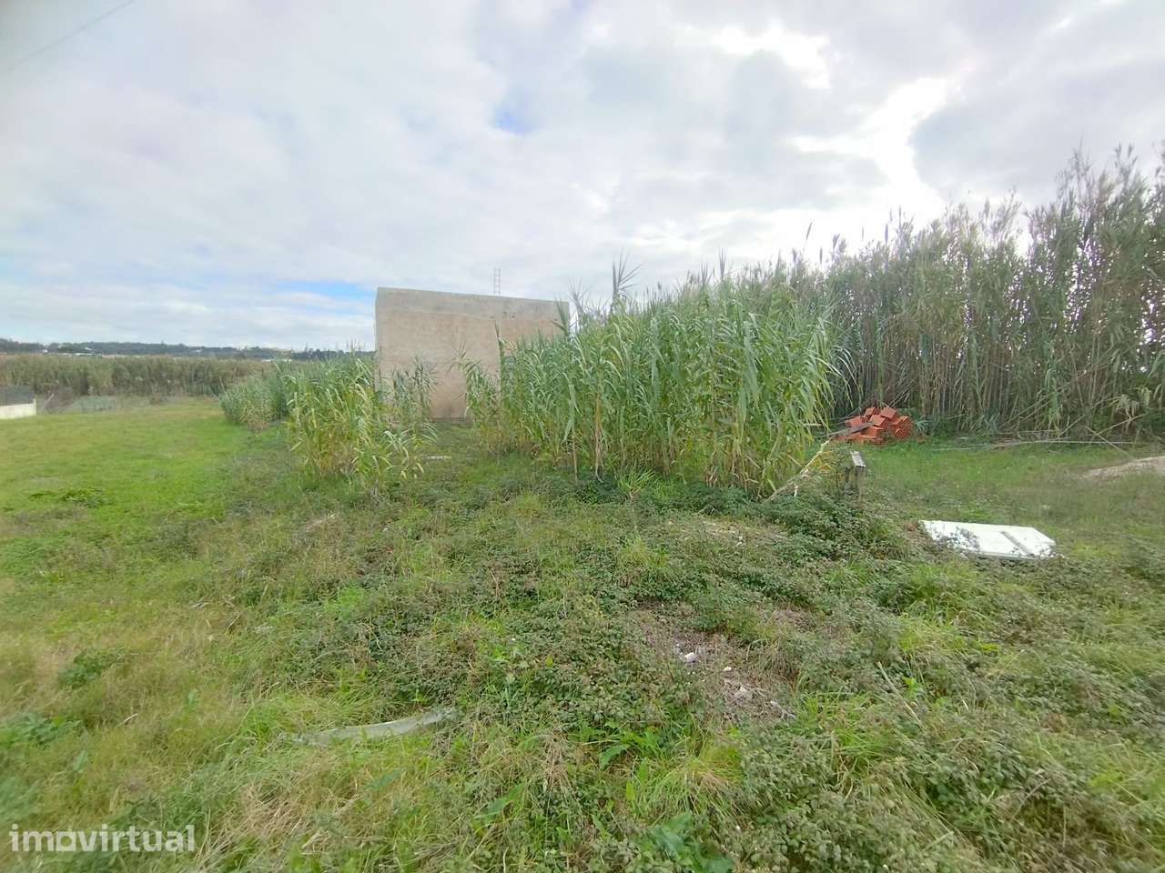 Terreno Plano com Moradia de 104 m² para Concluir - Grande imagem: 3/25