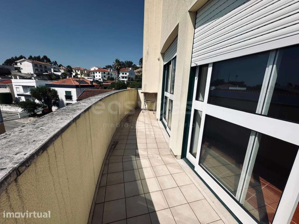 Apartamento T4, com garagem para 2 carros, junto ao St. Paul's e ESAC - Grande imagem: 3/17
